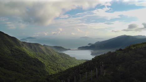 Drone-Sot-De-Montañas-Mar-Y-Un-Embalse-En-Hong-Kong