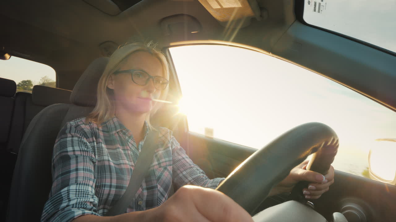 viaje de sueños en coche mujer conductora en los rayos del sol poniente conduciendo un coche