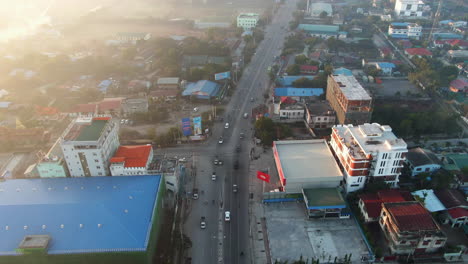 Toma-Panorámica-De-Arriba-Hacia-Abajo-De-Una-Intersección-De-Carreteras-En-Mandalay-Durante-Una-Puesta-De-Sol