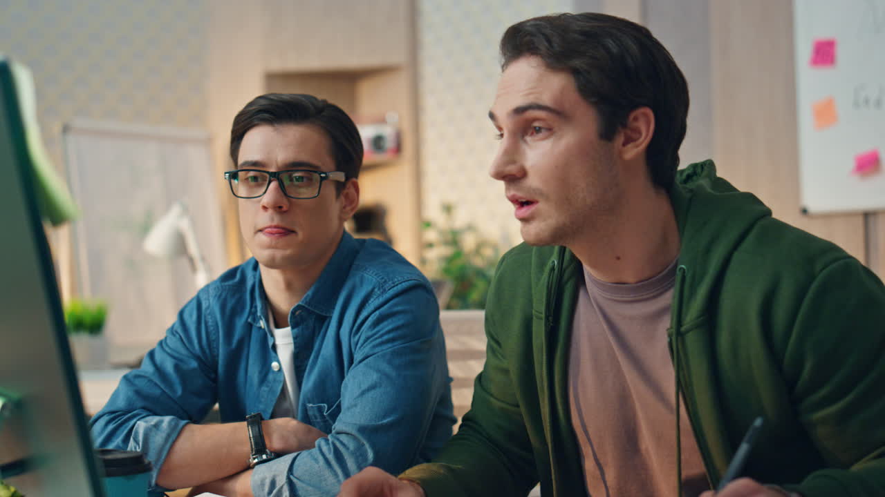 오피스에서 컴퓨터 화면을 바라보는 조용한 창작자, 함께 일하는 파트너