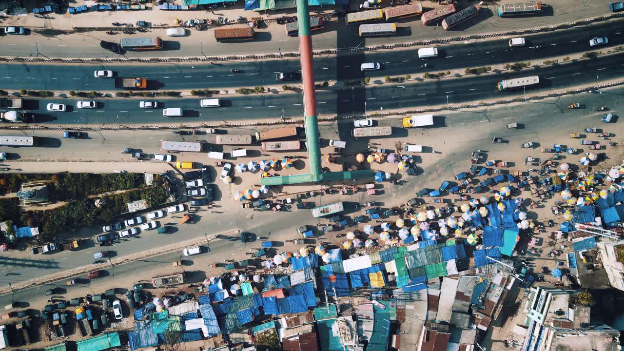 차량이 이동하는 번잡한 도로의 4k 드론 샷