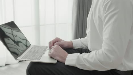 젊은 사업가 집 사무실에서 녹색 화면 모을 가진 노트북 컴퓨터에서 타이핑하고, 인터넷에서 서핑하고, 노트북에서 일하는 사업가, 집에 머물고, 크로마 키, 통신 개념.