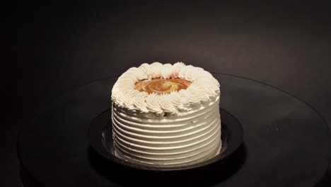 Mini-Petite-Petit-Personal-Rebanada-Cajeta-Dulce-De-Leche-Leche-Dulce-Pastel-De-Azúcar-En-Un-Plato-Giratorio-Fondo-Negro-Sabroso-Delicioso-Regalo-Pastel-Mexicano-Argentina-Latín