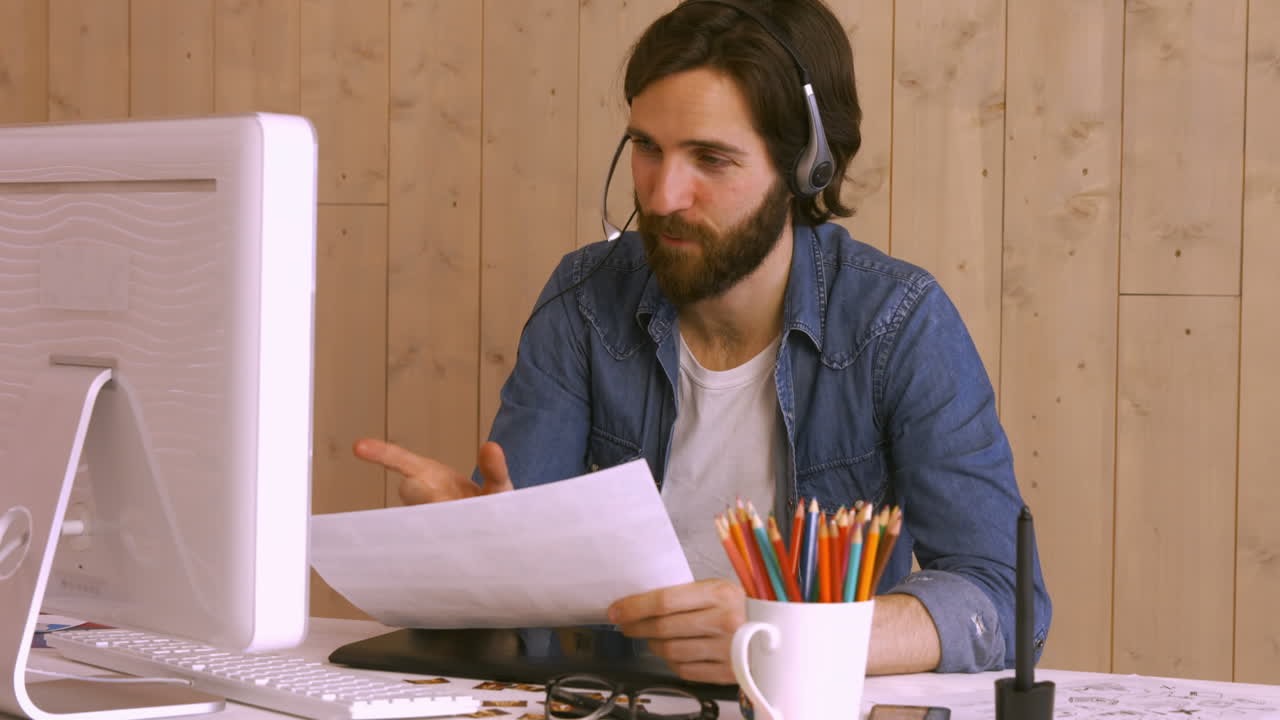 trabajador hipster usando chat de video en el escritorio
