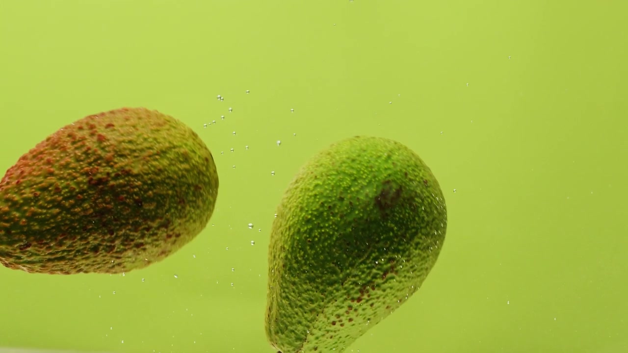 Avocado in uno schizzo d'acqua