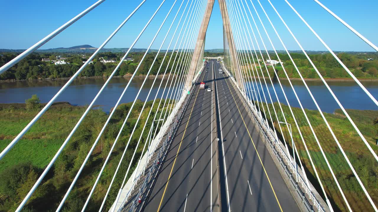 워터포드 아일랜드: 프랜시스 메거 브릿지에서 수어 강을 건너는 교통, 아일랜드 남동쪽의 게이트웨이