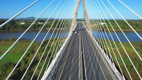 waterford irlanda el tráfico que cruza el río suir en el puente francis meagher puerta de entrada al sureste de irlanda