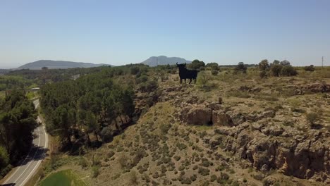 Vista-Por-Drones-De-Un-Símbolo-Clásico-Español,-La-Silueta-Del-Toro