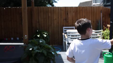 niño feliz, niño jugando con burbujas en un jardín con fondo soleado de verano