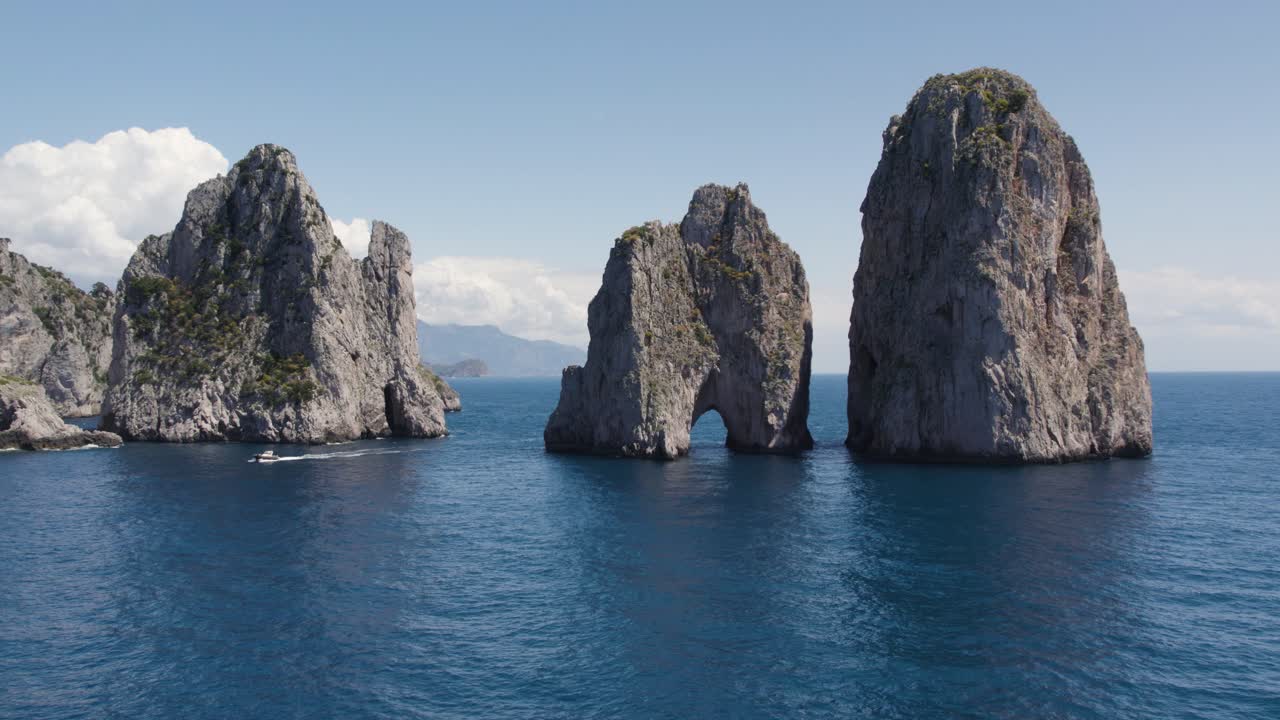 arcada natural de roca de las pilas de mar faraglioni capri en italia - antena
