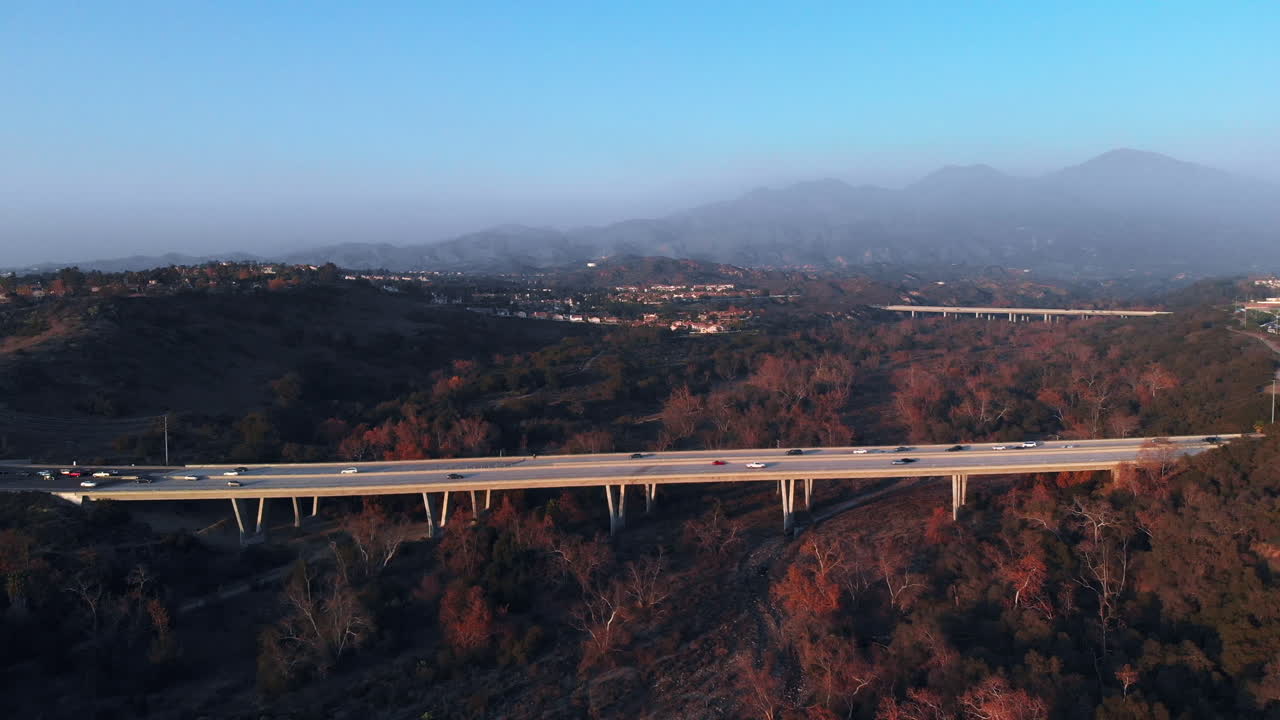 교외 도시에서 일몰에 다리에 공중 푸시
