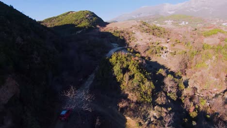 toma real de coche de rally rojo conduciendo rápido en camino de tierra fpv