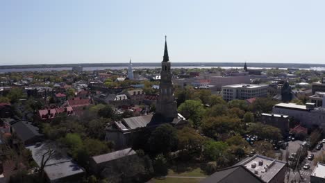 Wide-aerial-push-in-shot-of-the-Saint-Philip's-Church-in-the-historic-French-Quarter-district-of-Charleston,-South-Carolina