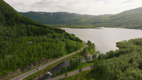 Wohnmobil-Lebensstil-Auf-Der-Straße,-Fahrt-Durch-Malerische-Landschaft