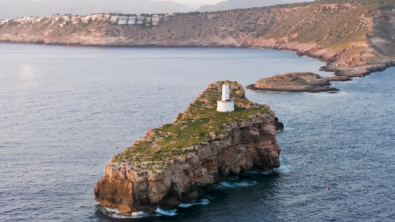 vista aérea del escarpado acantilado de punta de el toro en el archipiélago de las islas baleares