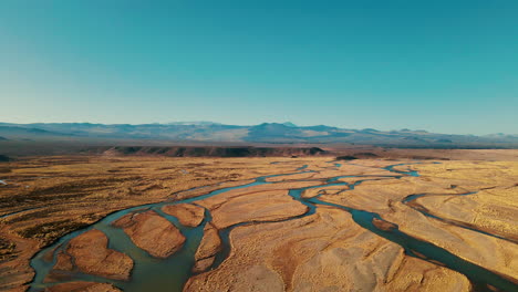 Impresionantes-Paisajes-De-Payunia,-Donde-La-Naturaleza-Se-Despliega-En-Estado-Puro