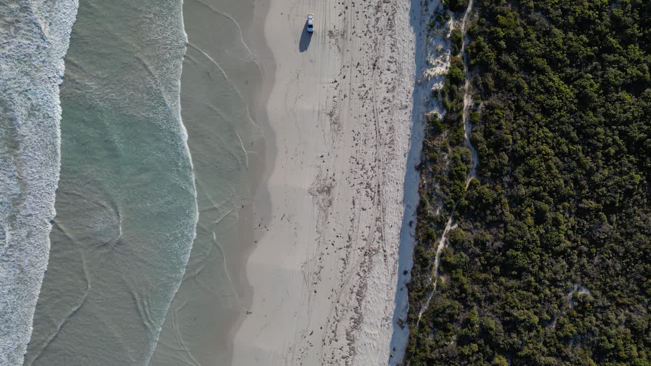 vehículo de seguridad 4x4 en la playa de arena de australia durante un día soleado