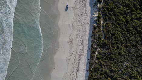 Vehículo-4x4-De-Seguridad-En-La-Playa-De-Arena-De-Australia-Durante-El-Día-Soleado