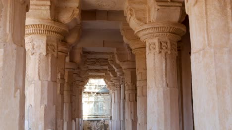 Antike-Tempelsäulen,-Einzigartige-Architektur-Am-Morgen.-Das-Video-Wurde-In-Der-Kumbhal-Festung-Kumbhalgarh,-Rajasthan,-Indien-Aufgenommen.