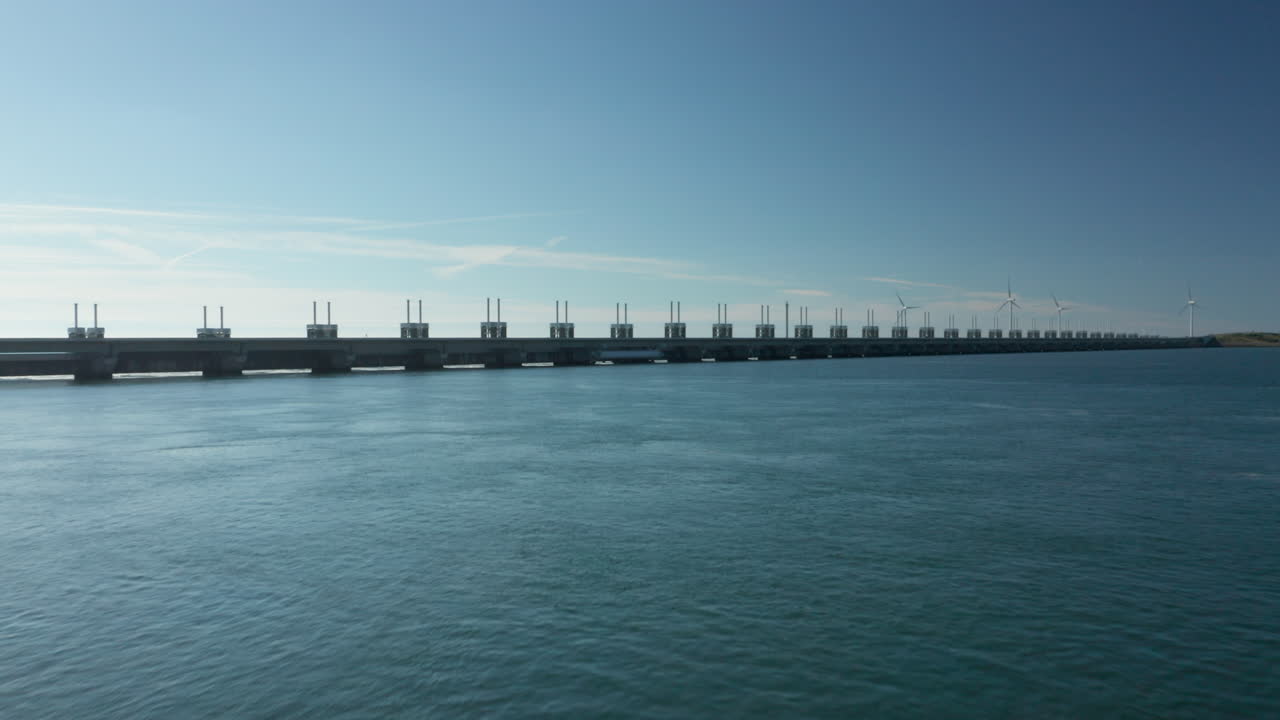 자코바헤이븐 운하의 잔잔한 수경관과 네덜란드 제일란트 시에 있는 동부 스켈트 폭풍 해일 방벽의 배수로 문