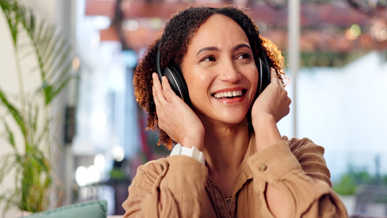 mujer disfrutando de música con auriculares