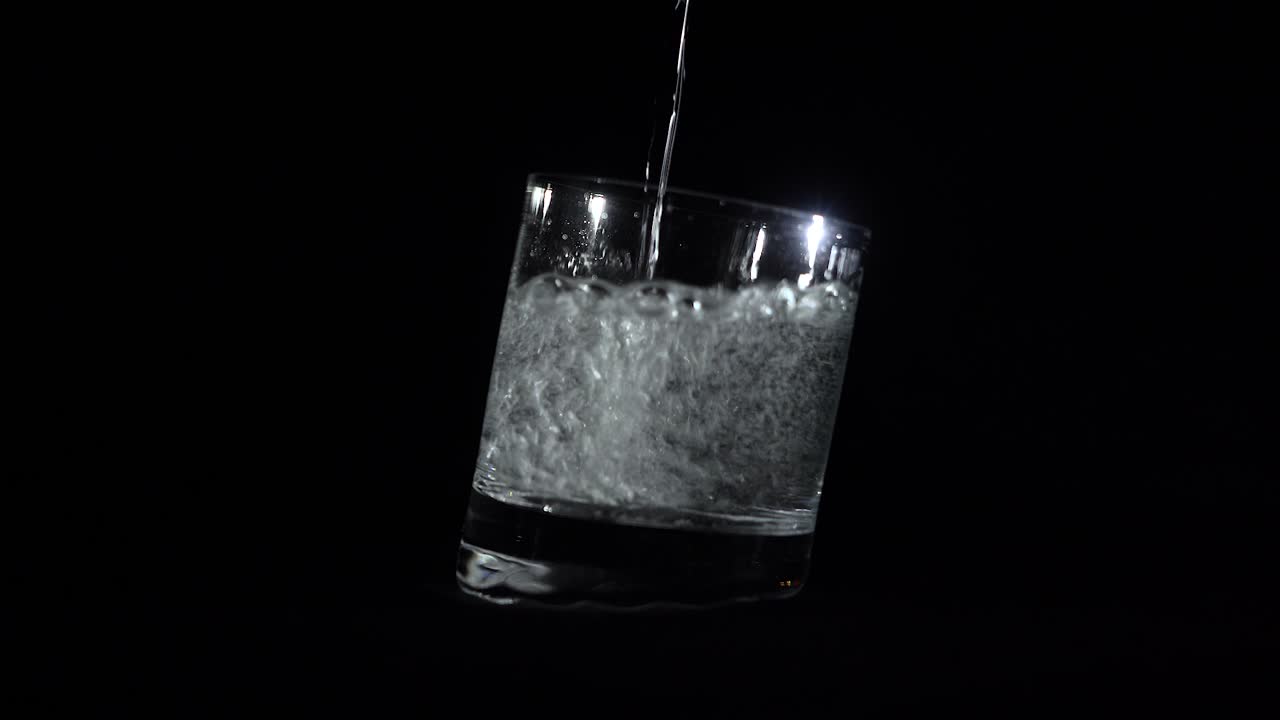 verter agua en la taza de agua con puntos de enfoque personalizados