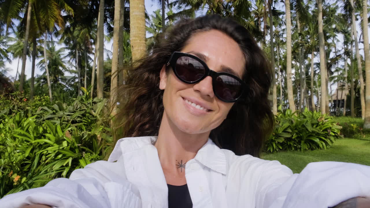 женщина в солнцезащитных очках улыбается