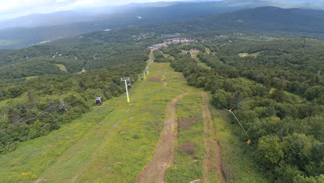una vista aérea de la montaña stratton mirando hacia abajo