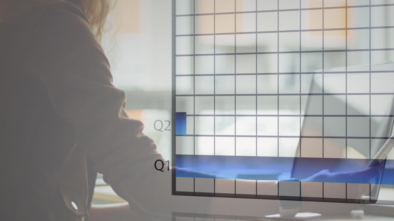 노트북과 스마트폰을 사용하는 여성의 중간 부분에 대한 통계 데이터 처리의 애니메이션