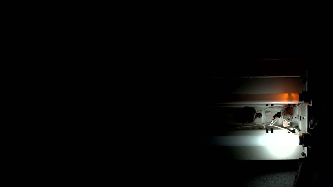 la luz fluorescente está parpadeando en el techo