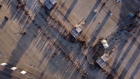 Vista-De-Pájaro-Girando-Lentamente-A-La-Gente-Esperando-En-Una-Larga-Fila-Para-Ir-A-Un-Espectáculo-En-Buenos-Aires-Argentina