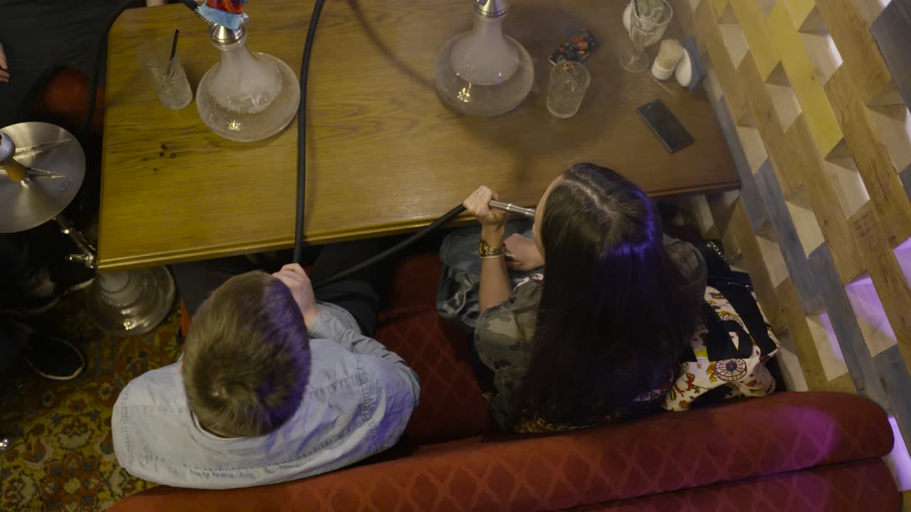 카페 에서 호카 를 즐기는 사람 들