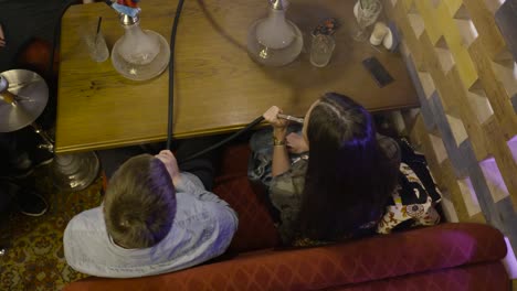gente disfrutando de narguile en un café