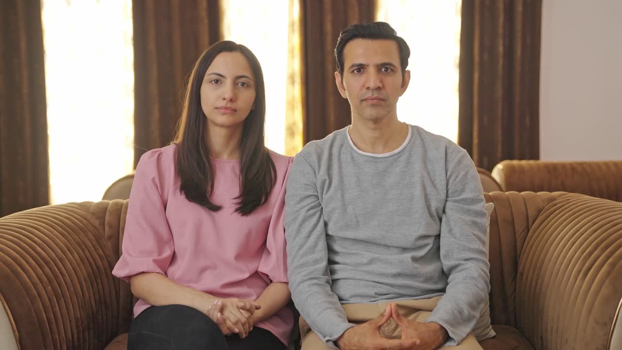 카메라를 쳐다보는 인도인 부부