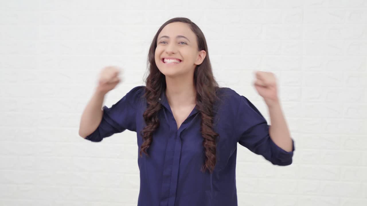 y feliz y emocionada chica india aplaudiendo