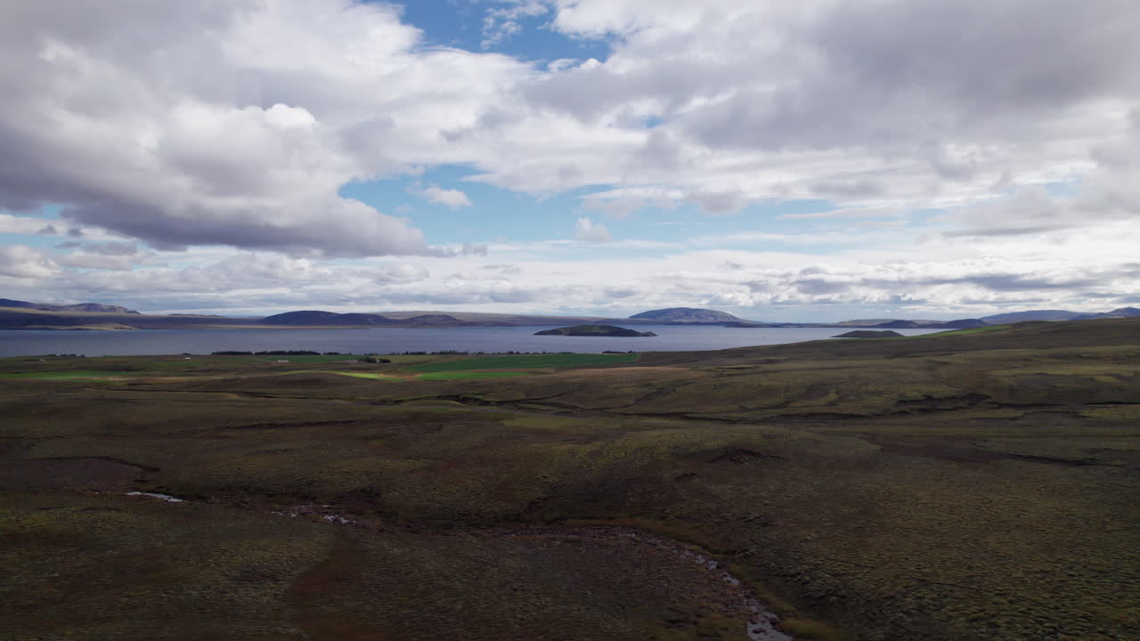 Lago Thingvallavatn fuori dal Parco Nazionale di Thingvellir nell'Islanda centrale, carrellata aerea a destra