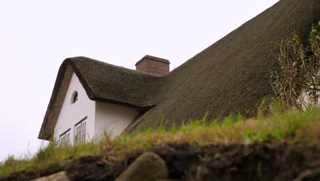 Día-Ventoso-En-Sylt,-Alemania,-Techo-Y-Buhardilla-De-Una-Casa-Blanca.