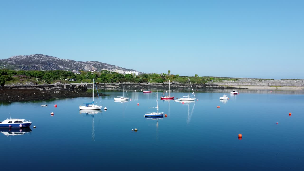 밝고 화창한 날 웨일스 산 풍경 공중 전망 아래 밝은 푸른 물에 경치 좋은 정박된 요트