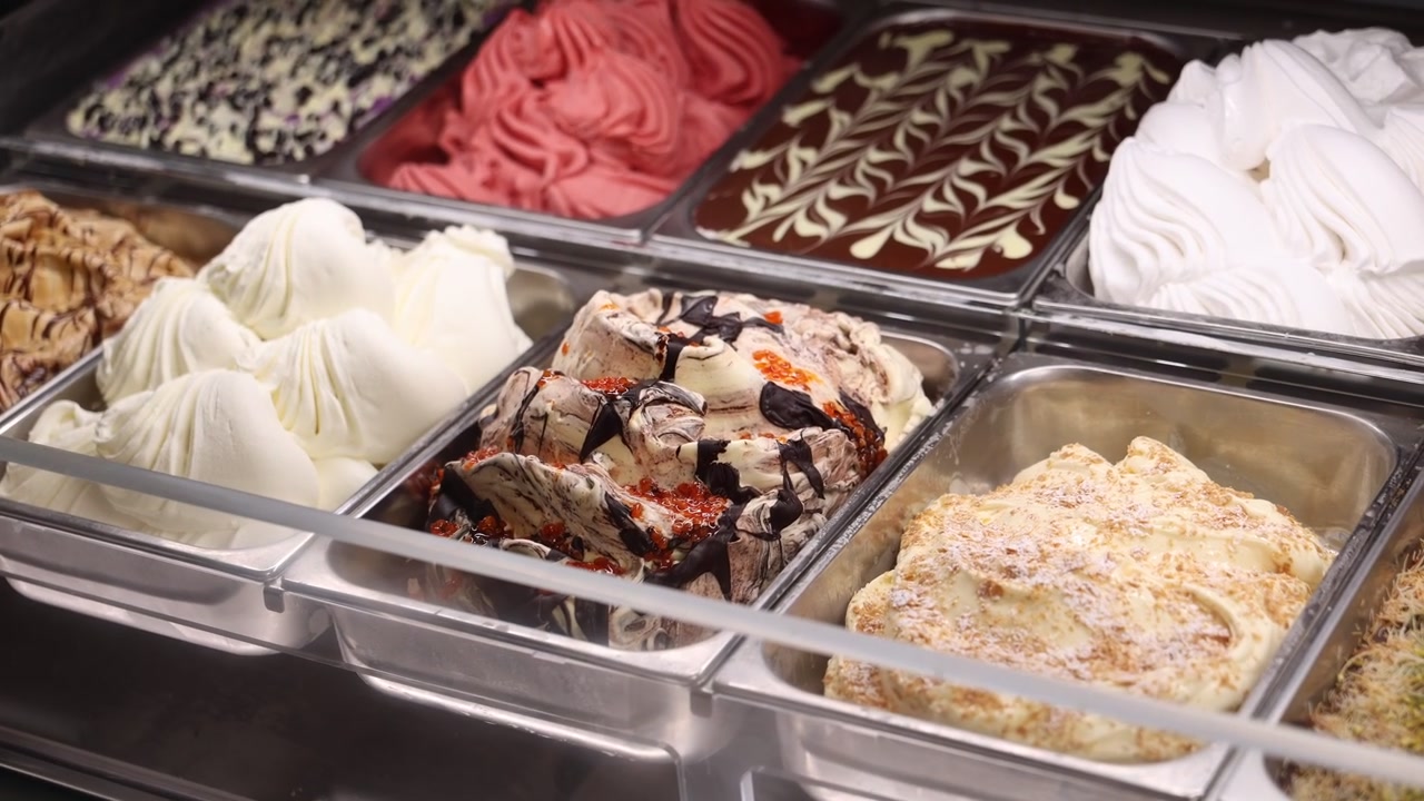 Gusti assortiti di gelato artigianale in vetrina