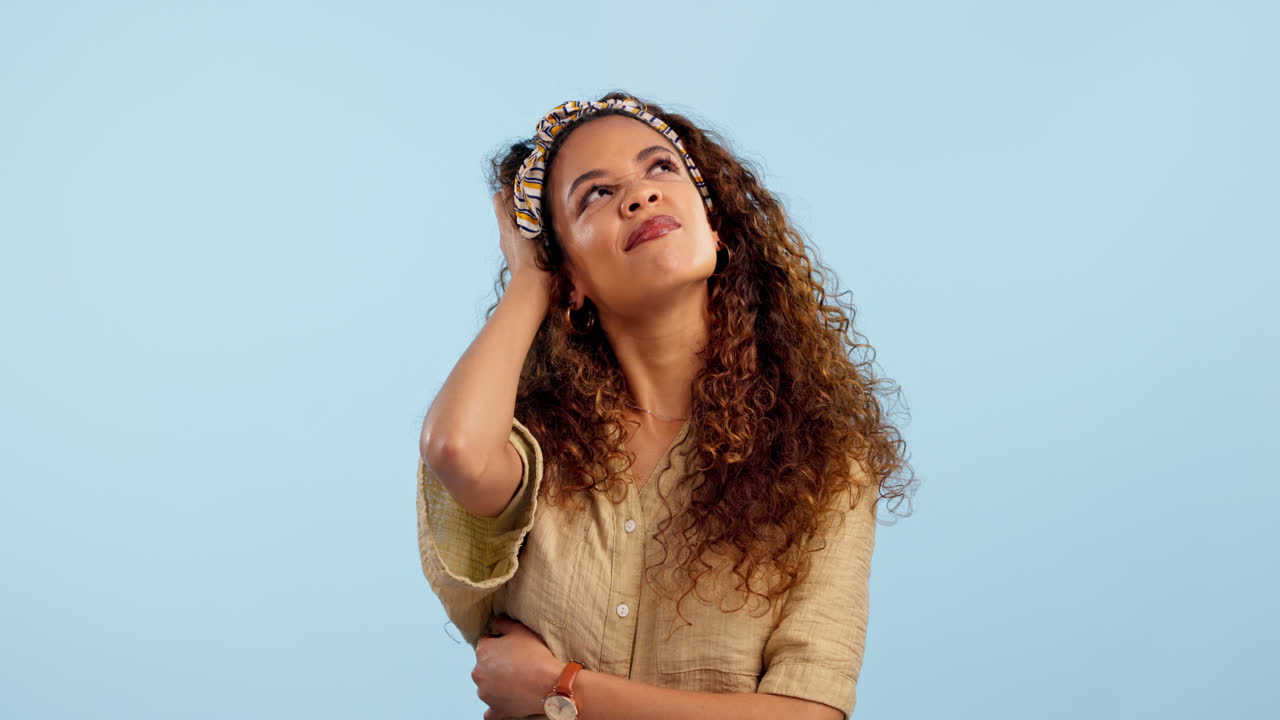 mujer, confundida y estudiante pensando para el estudio