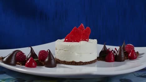 elegante pastel de queso blanco con chocolate y guarnición de frambuesa