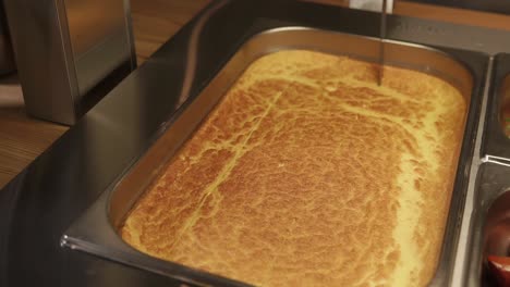 plato caliente en un buffet