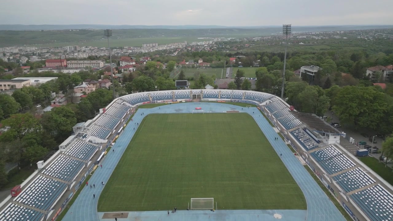Tribunene på et offentlig stadion fungerer som en tredemølle for lokalbefolkningen.