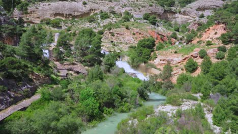 Disparo-De-Trípode-Cerca-Del-Río-De-El-Chorro,-Al-Sur-De-España