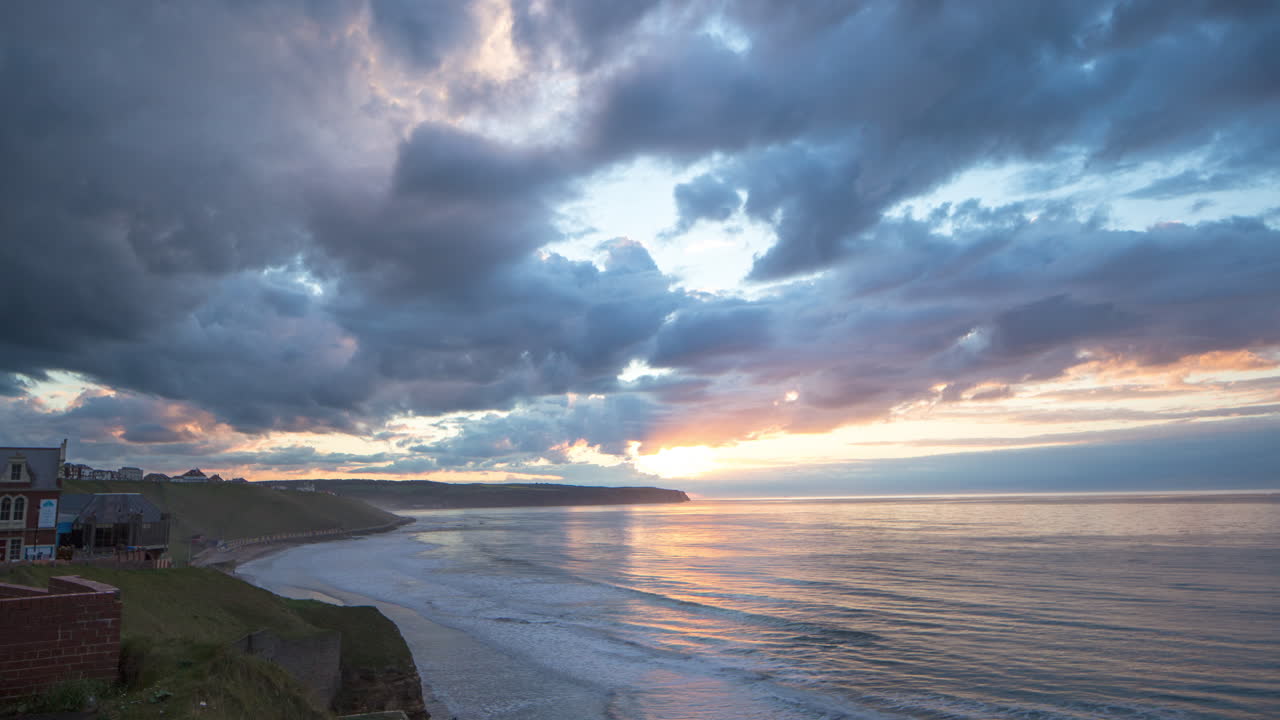 Costa di Whitby, North Yorkshire, filmato timelapse serale, nuvole e colori splendidi, dal padiglione verso Sandsend, North York Moors.