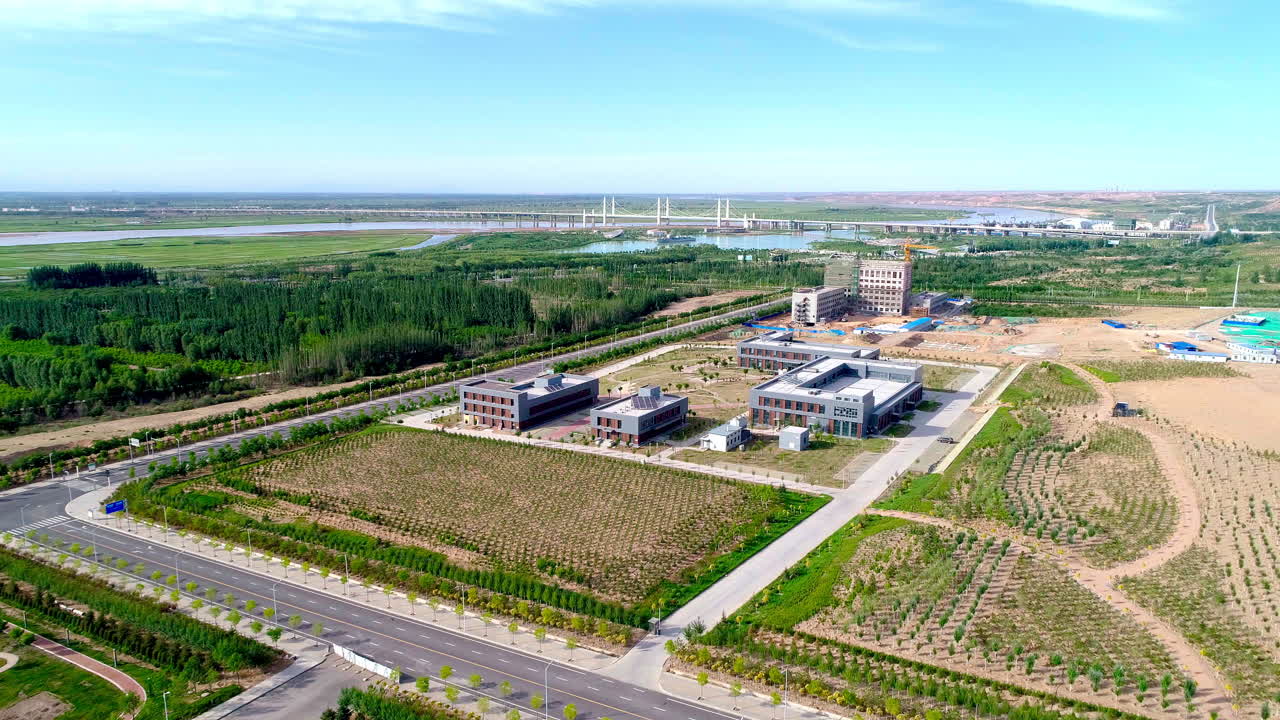 현대적인 공장과 다리가 배경에 있는 인촨 시의 공중 비행 시골, 중국