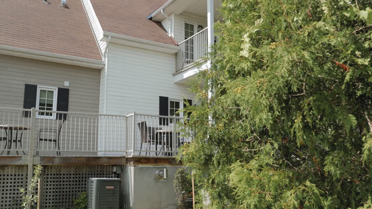 revelando una hermosa casa blanca detrás de un árbol en el centro de bodas y spa strathmere