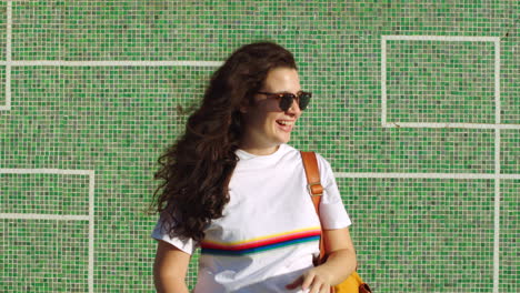 mujer joven feliz con actitud fría