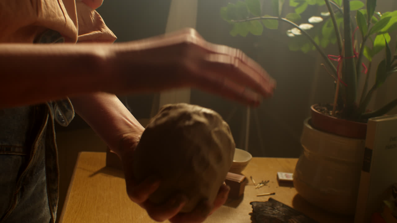 mujer moldeando arcilla