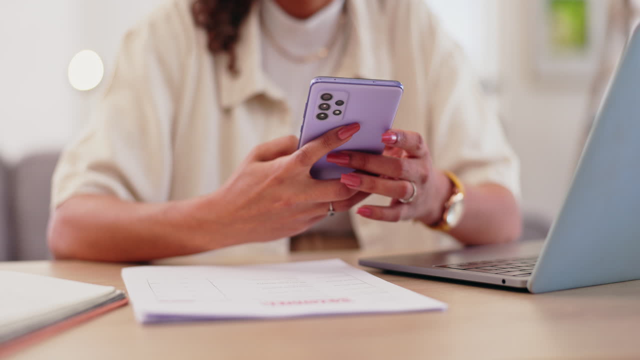 mujer trabajando en portátil y teléfono